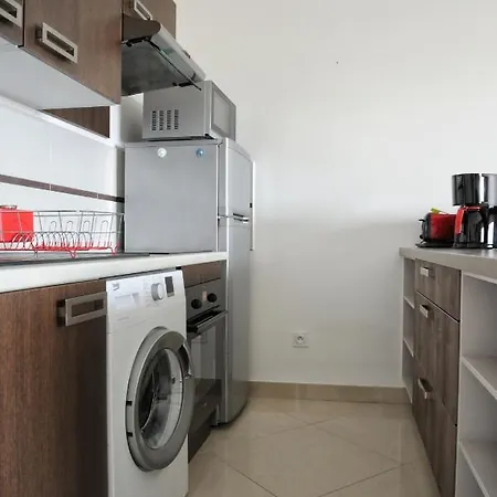 Appartement T2 Moderne Avec Terrasse A 100m De La Et Parking Sécurisé 4 Pers Maxi *